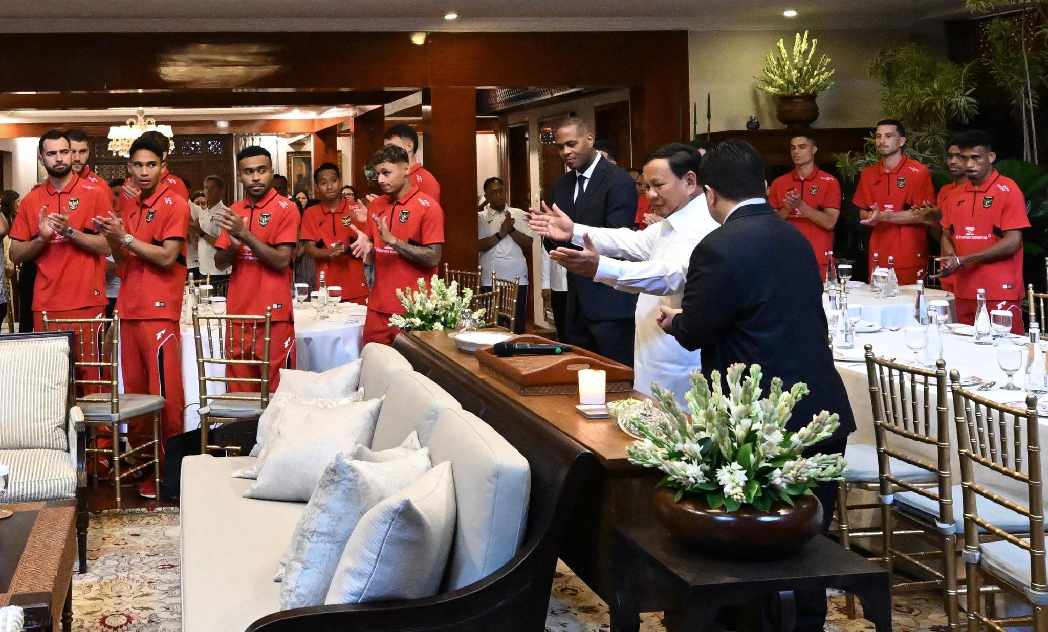 Timnas Indonesia saat dijamu Presiden Prabowo Subianto di kediamannya /Setpres