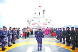 Polda Kaltim menggelar upacara tabur bunga di Perairan Pelabuhan Semayang, Balikpapan, Senin pagi (23/6/2025). / Polda Kaltim