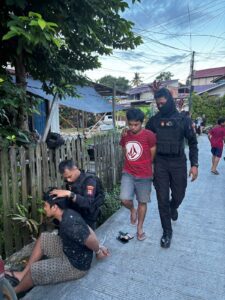 Polresta Balikpapan saat mengamankan tiga pemuda yang diduga mengedarkan narkoba di Gunung Bugis /Polresta Balikpapan