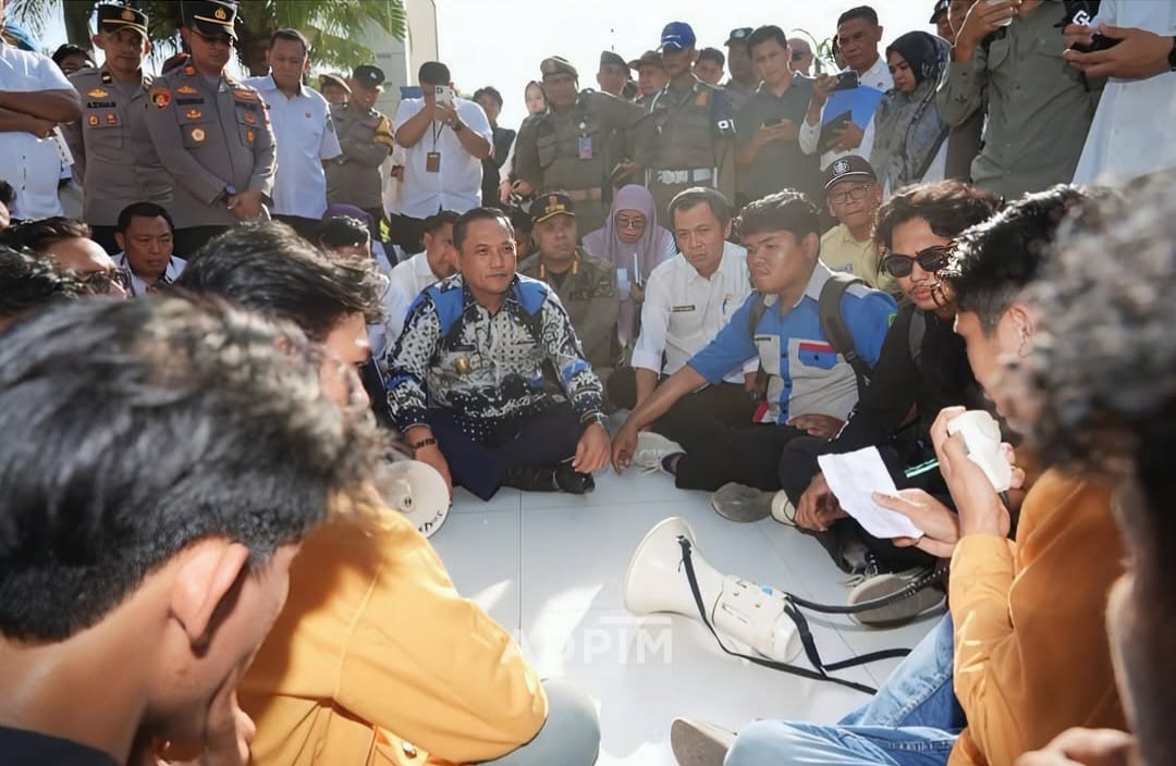 Wakil Gubernur Kaltim Seno Aji menemui Aliansi Mahasiswa Kaltim Menggugat yang menggelar aksi demo di Kantor Gubernur Kaltim, Rabu (4/6)./Pemprov Kaltim