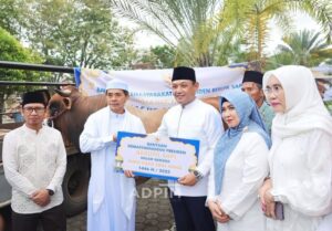Wakil Gubernur Kaltim Seno Aji, didampingi istrinya Wahyu Hernaningsih, secara simbolis menyerahkan sapi seberat 960 kilogram kepada Ketua Pengurus Masjid, Syaiful Anwar, Jumat (6/6/2025)/Pemprov Kaltim