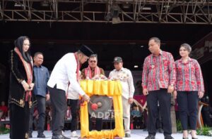 Pemukulan gong oleh Gubernur Kaltim Rudy Mas'ud yang disambut dengan tradisi tepung tawar sebagai simbol kehormatan budaya Dayak setempat.