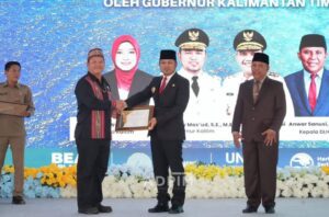 Penyerahan penghargaan di Gedung Olah Bebaya, Kompleks Kantor Gubernur Kaltim, Senin (23/6/2025). / Pemprov Kaltim
