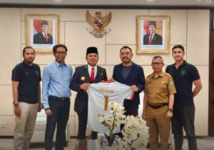 Direktur Utama Borneo FC FC Ponaryo Astaman saat menyerahkan jersey resmi pesut Etam kepada Gubernur Rudy Mas’ud / Pemprov Kaltim