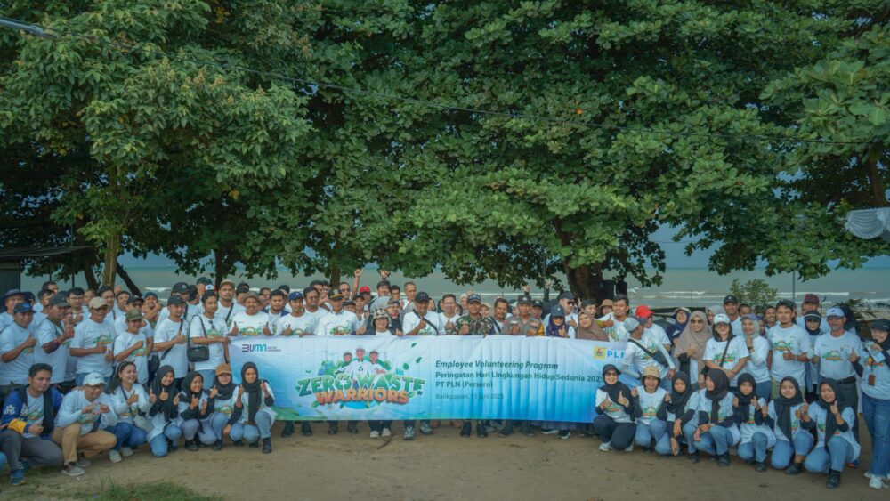 PLN UID Kaltimra turun langsung ke Pantai Mulawarman, Balikpapan, dalam aksi bersih-bersih bertajuk Zero Waste Warriors 2025.