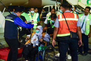 Sebanyak 360 jemaah mendarat mulus di Bandara Internasional Sultan Aji Muhammad Sulaiman (SAMS) Sepinggan pada Minggu malam (16/6) sekitar pukul 23.05 WITA