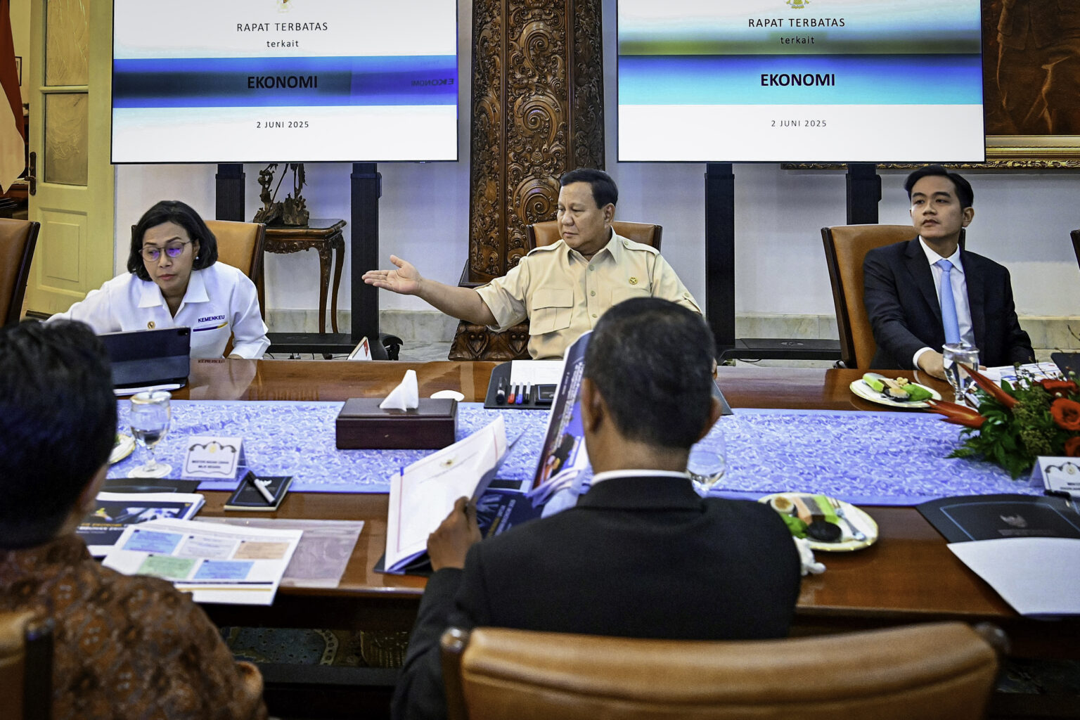 Presiden Prabowo Subianto didampingi Wakil Presiden Gubran Rakabuming memimpin rapat terbatas bersama sejumlah jajaran Menteri Kabinet Merah Putih di Istana Merdeka, Jakarta, pada Senin, 2 Juni 2025. (Foto: BPMI Setpres)