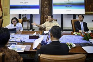 Presiden Prabowo Subianto didampingi Wakil Presiden Gibran Rakabuming Raka saat rapat kabinet / Setpres