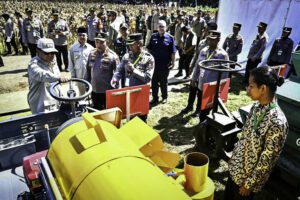 Presiden Prabowo Subianto meninjau sejumlah stan pameran yang menampilkan proses hilirisasi komoditas jagung pakan hingga produk-produk Usaha Mikro, Kecil, dan Menengah (UMKM) setempat di Kabupaten Bengkayang, Provinsi Kalimantan Barat, Kamis, 5 Juni 2025. (Foto: BPMI Setpres)