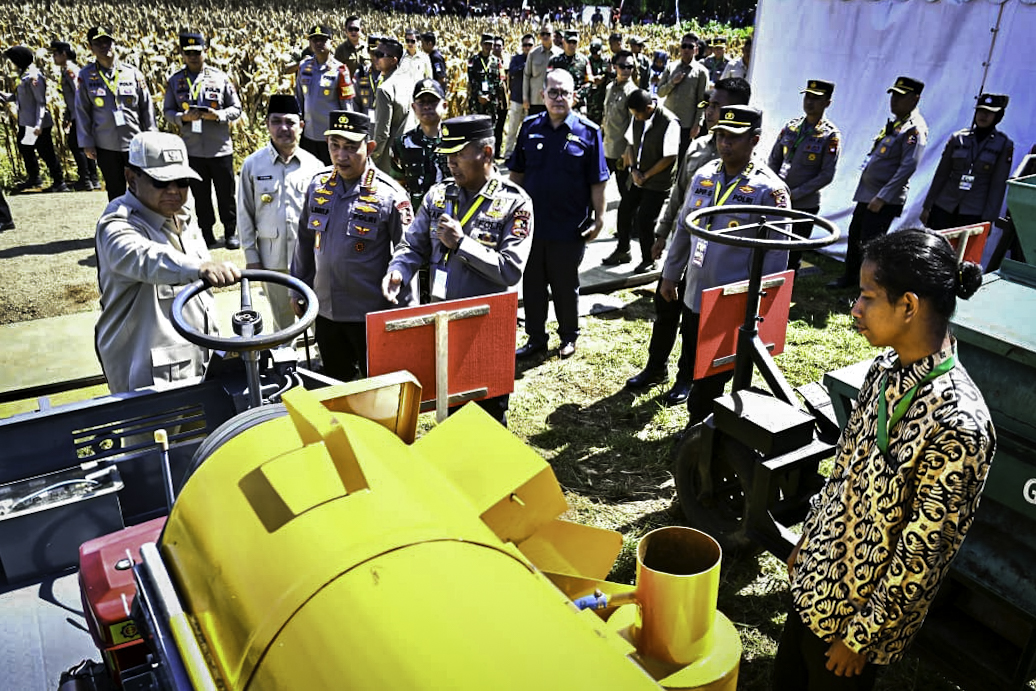 Presiden Prabowo Subianto meninjau sejumlah stan pameran yang menampilkan proses hilirisasi komoditas jagung pakan hingga produk-produk Usaha Mikro, Kecil, dan Menengah (UMKM) setempat di Kabupaten Bengkayang, Provinsi Kalimantan Barat, Kamis, 5 Juni 2025. (Foto: BPMI Setpres)