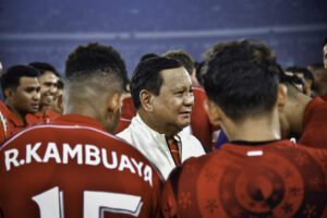 Presiden Prabowo Subianto menyaksikan langsung pertandingan Kualifikasi Piala Dunia 2026 Indonesia melawan China di Stadion Utama Gelora Bung Karno, Jakarta, pada Kamis, 5 Juni 2025. (Foto: BPMI Setpres)