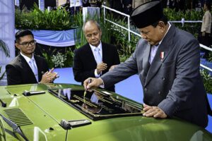 Presiden Prabowo Subianto secara resmi meresmikan peluncuran kendaraan listrik taktis terbaru produksi PT Pindad, yakni MV3-EV “PANDU”, dalam ajang Indo Defence 2025 Expo & Forum yang digelar di JIEXPO Kemayoran, Jakarta, pada Rabu, 11 Juni 2025. (Foto: BPMI Setpres)