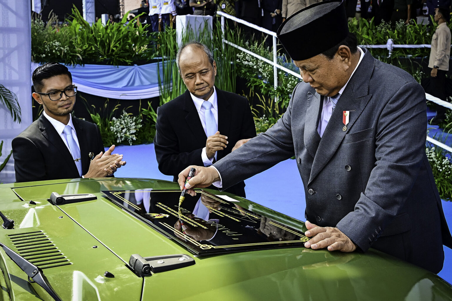 Presiden Prabowo Subianto secara resmi meresmikan peluncuran kendaraan listrik taktis terbaru produksi PT Pindad, yakni MV3-EV “PANDU”, dalam ajang Indo Defence 2025 Expo & Forum yang digelar di JIEXPO Kemayoran, Jakarta, pada Rabu, 11 Juni 2025. (Foto: BPMI Setpres)