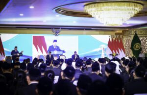 Presiden Prabowo Subianto mengumumkan kenaikan gaji hakim 280 persen saat menghadiri Pengukuhan Hakim Mahkamah Agung Republik Indonesia Tahun 2025 di Kantor Mahkamah Agung, Jakarta, pada Kamis, 12 Juni 2025. (Foto: BPMI Setpres)