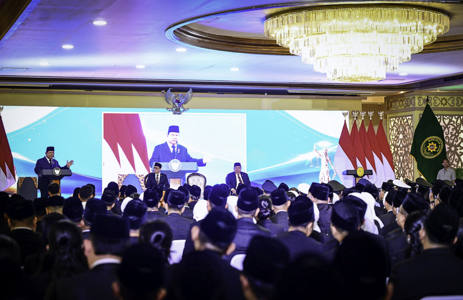 Presiden Prabowo Subianto mengumumkan kenaikan gaji hakim 280 persen saat menghadiri Pengukuhan Hakim Mahkamah Agung Republik Indonesia Tahun 2025 di Kantor Mahkamah Agung, Jakarta, pada Kamis, 12 Juni 2025. (Foto: BPMI Setpres)