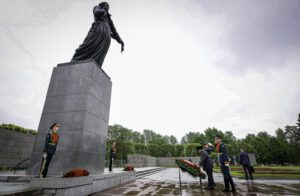 Presiden Prabowo Subianto melakukan upacara penghormatan dan peletakan karangan bunga di Piskarovskoye Memorial Cemetery, St. Petersburg, pada Kamis, 19 Juni 2025. (Foto: BPMI Setpres)