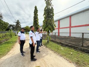 Kalapas Kelas IIA Balikpapan, Edy Susetyo, melakukan inspeksi langsung terhadap rumah dinas dan lahan kosong di area luar tembok Lapas
