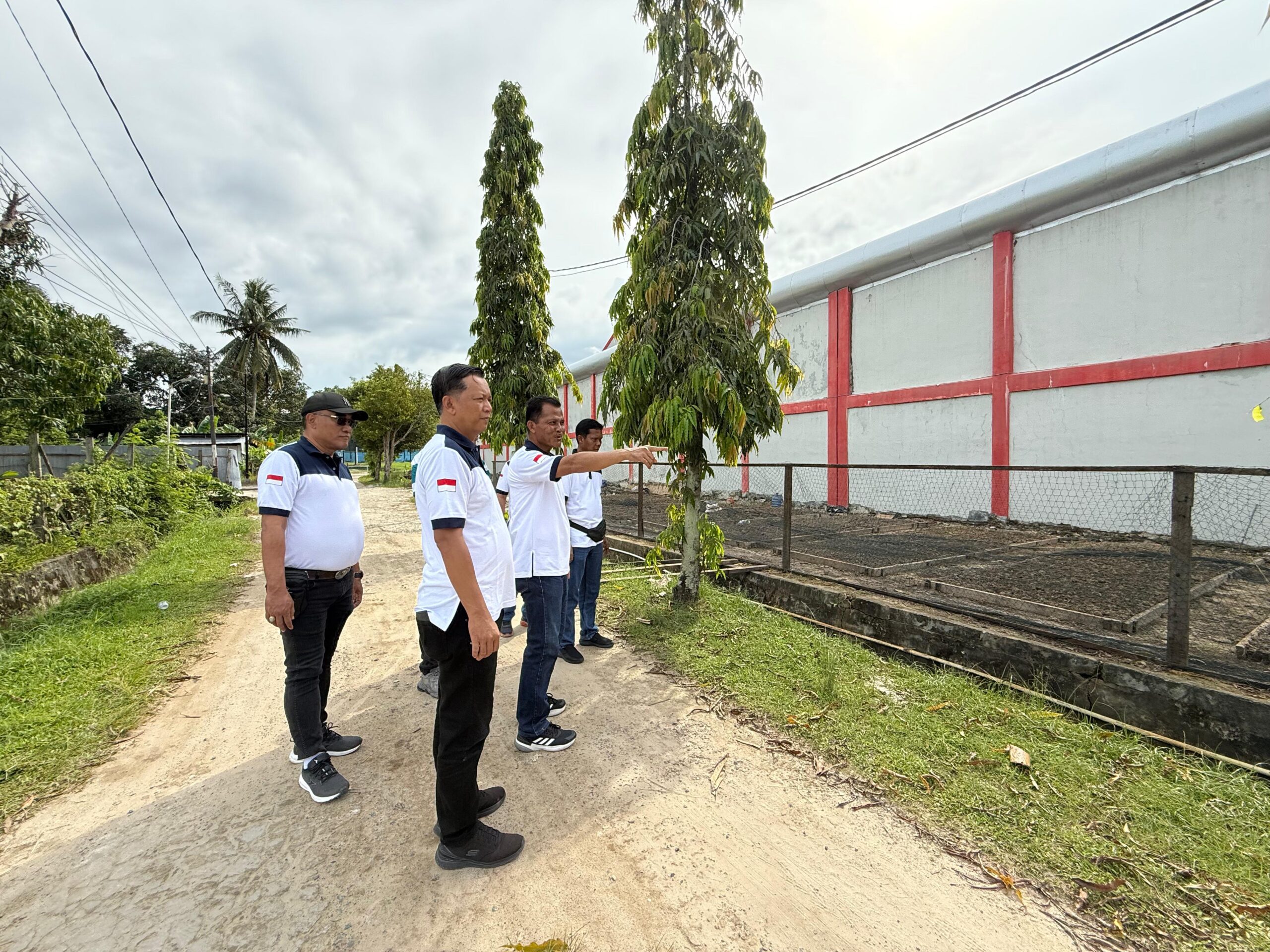 Kalapas Kelas IIA Balikpapan, Edy Susetyo, melakukan inspeksi langsung terhadap rumah dinas dan lahan kosong di area luar tembok Lapas