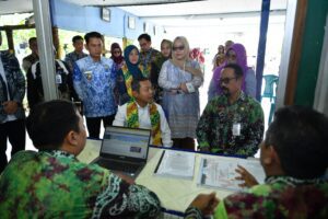 Wakil Menteri Pendidikan Dasar dan Menengah (Wamendikdasmen), Fajar Riza Ul Haq, meninjau langsung pelaksanaan SPMB di SMP Negeri 7 dan SMA Negeri 3 Banjarmasin (Foto: Dok Kemendikdasmen)