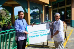 PT Angkasa Pura Indonesia selaku pengelola bandara SAMS Sepinggan menyerahkan tiga ekor sapi kurban kepada panitia qurban yang mewakili masyarakat sekitar