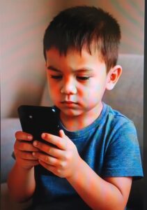 Anak-anak Indonesia semakin akrab dengan gawai sejak usia sangat dini / Info Publik