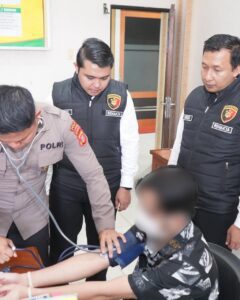 ersangka FC saat menjalani pemeriksaan