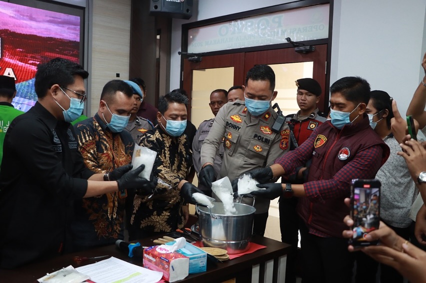 Polres Berau melakukan pemusnahan barang bukti sabu seberat hampir 2 kilogram ?Polda Kaltim