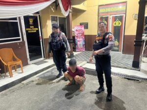 seorang pria berinisial AE (23) yang tertangkap tangan melakukan pencurian di sebuah rumah warga di Jalan Slamet Riyadi Gang 6, Sungai Kunjang, Kamis (10/7/2025)