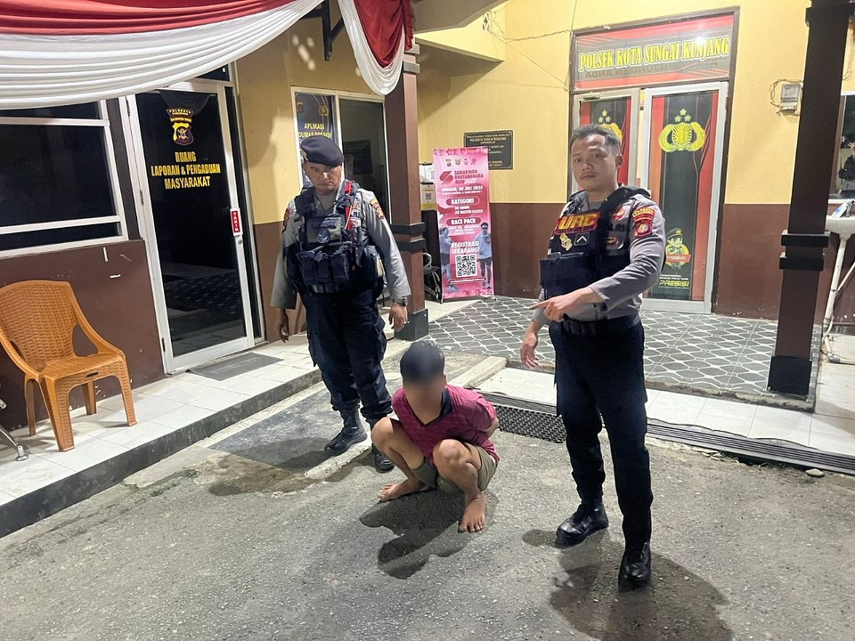 seorang pria berinisial AE (23) yang tertangkap tangan melakukan pencurian di sebuah rumah warga di Jalan Slamet Riyadi Gang 6, Sungai Kunjang, Kamis (10/7/2025)