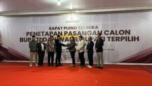 Rapat Pleno Terbuka KPU Mahulu di Balai Pertemuan Umum (BPU) Kampung Ujoh Bilang, pada Jumat malam (11/7/2025) / Polda Kaltim