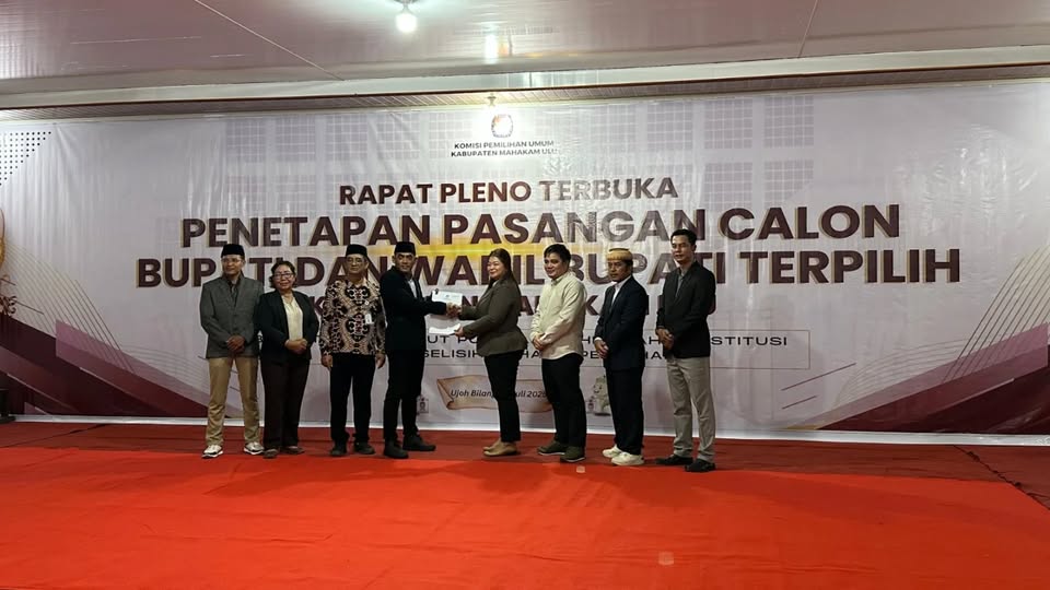 Rapat Pleno Terbuka KPU Mahulu di Balai Pertemuan Umum (BPU) Kampung Ujoh Bilang, pada Jumat malam (11/7/2025) / Polda Kaltim