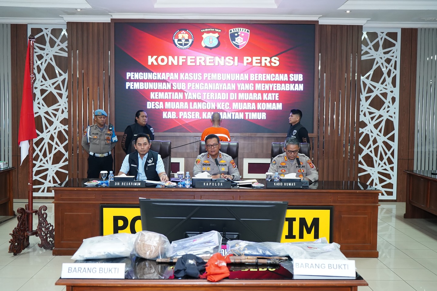 Kapolda Kaltim, Irjen Pol Endar Priantoro saat menggelar konfrensi pers, dengan barang bukti dan pelaku / Polda Kaltim