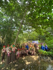 Menanam 500 bibit mangrove di kawasan Hutan Mangrove Proklim, Kelurahan Muara Rapak, Balikpapan Utara / Polda Kaltim