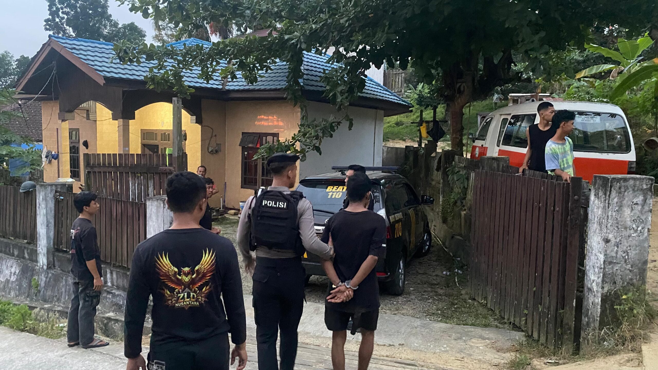 Tim Patroli Satuan Samapta Polresta Balikpapan mengamankan seorang pria yang diduga melakukan pelecehan seksual / IST / Samsul