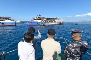 Menteri Perhubungan Dudy Purwagandhi meninjau langsung lokasi kebakaran Kapal Motor (KM) Barcelona VA yang terjadi di perairan Pulau Talise / Kementerian KKP