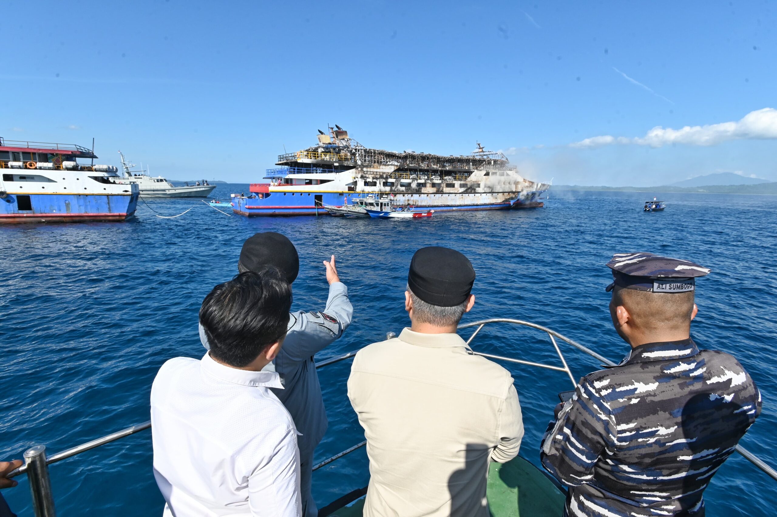 Menteri Perhubungan Dudy Purwagandhi meninjau langsung lokasi kebakaran Kapal Motor (KM) Barcelona VA yang terjadi di perairan Pulau Talise / Kementerian KKP