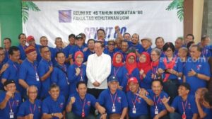 Presiden ke-7 RI Joko Widodo bersama rekannya saat reuni di Kehutanan UGM, Sabtu (26/7/2025). [Suara.com/Hiskia]