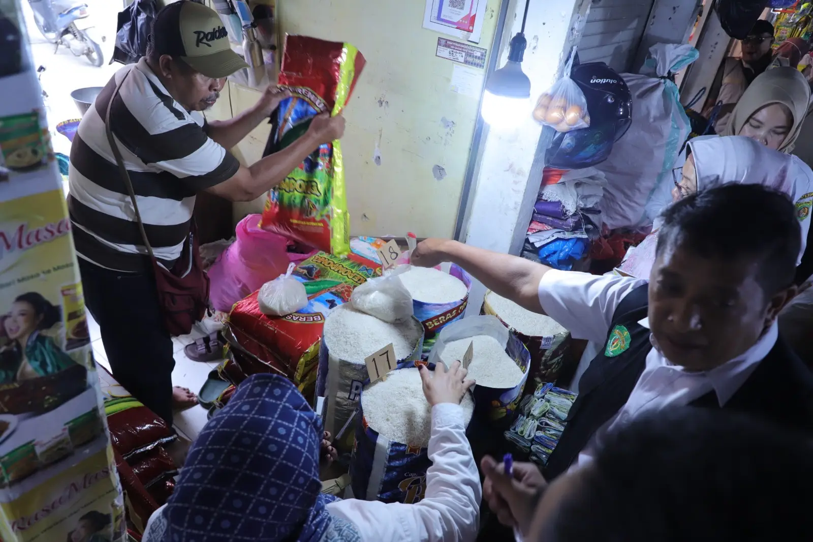 Tim Gabungan di Samarinda melakukan operasi terpadu di enam titik strategis terkait beras oplosan / Pemprov Kaltim