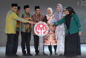 Menteri Dalam Negeri (Mendagri) Muhammad Tito Karnavian didampingi Ketua Harian Dekranas Tri Tito Karnavian, Gubernur Kaltim Rudy Mas’ud, Ketua Dekranasda Kaltim Sarifah Suraidah, Wakil Gubernur Kaltim Seno Aji dan Wakil Ketua dekranasda Kaltim Wahyu Hernaningsih, Wali Kota Balikpapan Rahmad Mas’ud dan Ketua Dekranasda Balikpapan Nurlena Rahmad Mas'ud / Pemprov Kaltim