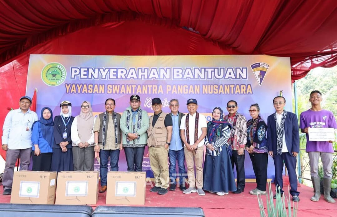 Wakil Gubernur Kaltim Seno Aji menyerahkan bantuan 50 unit laptop dan domba produktif yang berasal dari kerja sama dengan Yayasan Swantantra Mandiri Pangan Nusantara (YSMPN) / Pemprov Kaltim