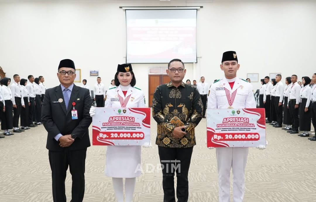 Livenia Evelyn Kurniawan dari SMA Katolik Santo Fransiskus Asisi Samarinda, dan Ananda Sunnu Wahyudi dari SMKN 2 Kutai Timur, berfoto bersama Wakil Gubernur Kaltim Seno Aji / Pemprov Kaltim