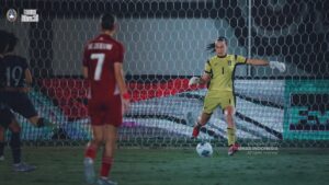 Ki[er Timnas Puti Indonesia Iris de Rouw saat menahan bola / twitter Timnas Indonesia