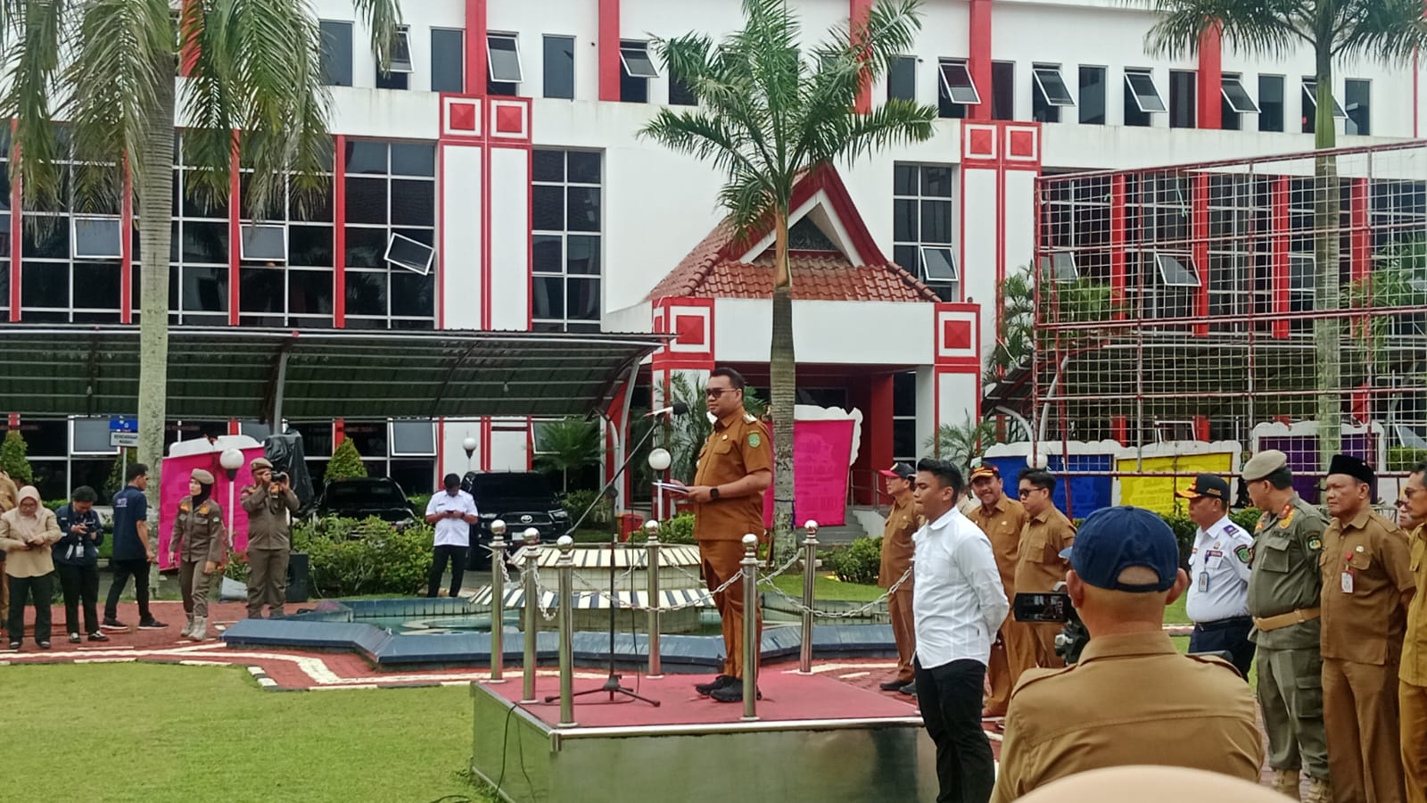 Apel gabungan perdana Aparatur Sipil Negara (ASN) pada Senin (7/7/2025) pagi di Halaman Kantor Bupati Kukar.