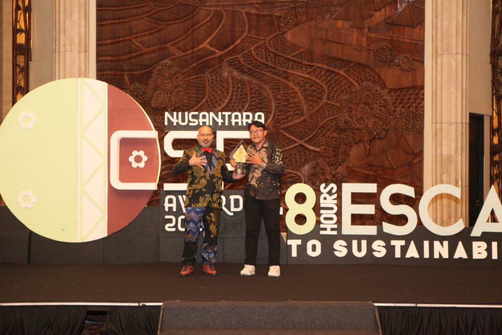 PT KPI unit Balikpapan menerima pengharagaan Nusantara CSR Award 2025