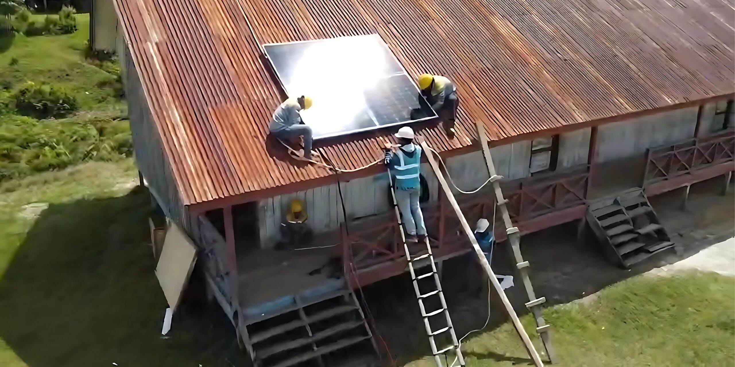 29 sekolah di Kalimantan Timur (Kaltim) dan Kalimantan Utara (Kaltara) yang mendapatkan fasilitas listrik tenaga surya lewat program SuperSUN.