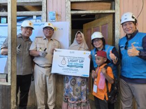 PLN Group Kaltimra Bagikan Dambungan Listrik gratis melalui program Light Up The Dream