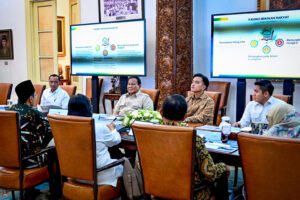 Presiden Prabowo Subianto memimpin rapat terbatas dengan Wakil Presiden Gibran Rakabuming dan sejumlah Menteri Kabinet Merah Putih di Istana Merdeka, Jakarta, membahas penyelenggaraan Sekolah Rakyat Rintisan Tahun 2025–2026. (Foto: BPMI Setpres)