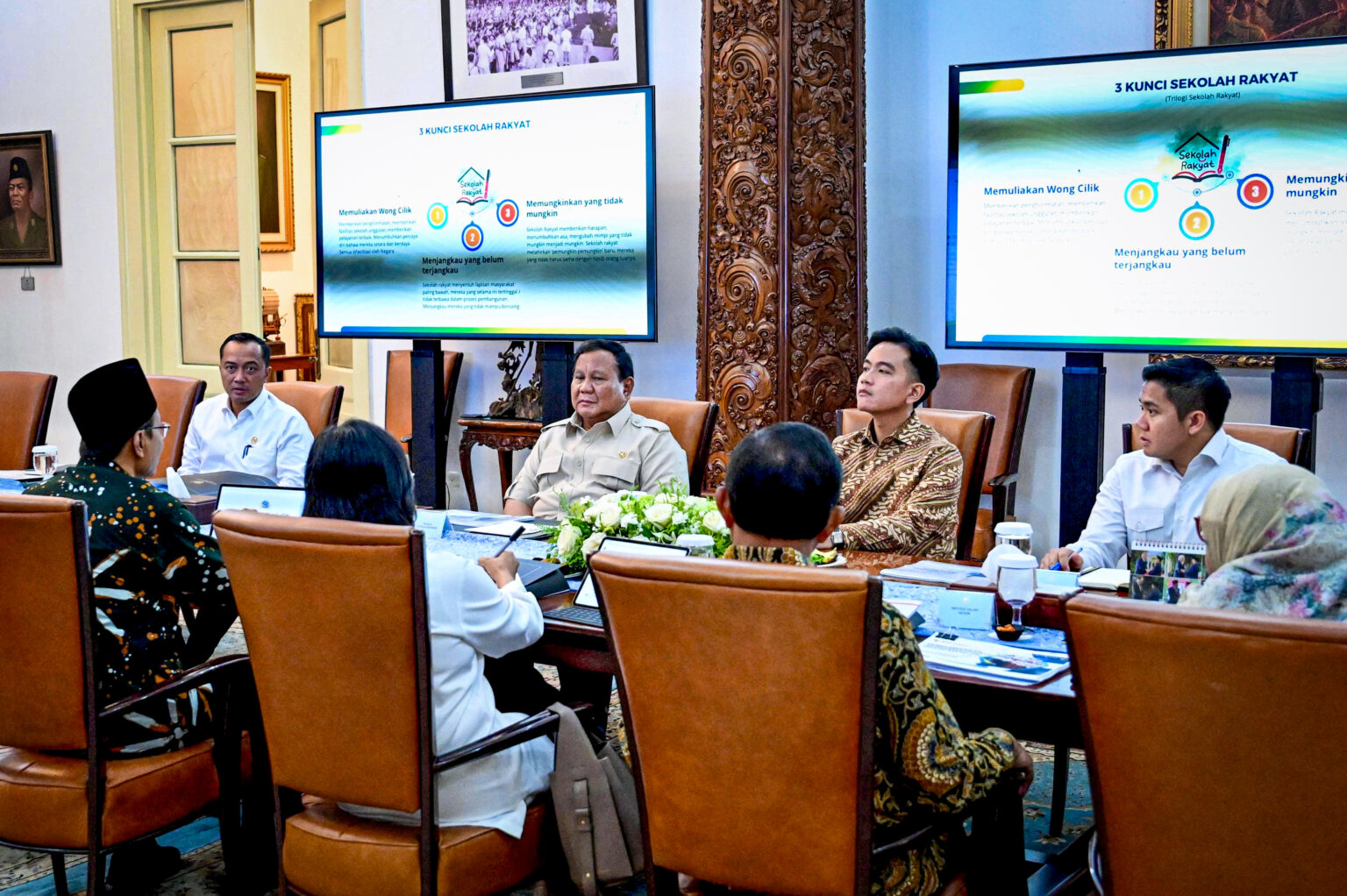 Presiden Prabowo Subianto memimpin rapat terbatas dengan Wakil Presiden Gibran Rakabuming dan sejumlah Menteri Kabinet Merah Putih di Istana Merdeka, Jakarta, membahas penyelenggaraan Sekolah Rakyat Rintisan Tahun 2025–2026. (Foto: BPMI Setpres)