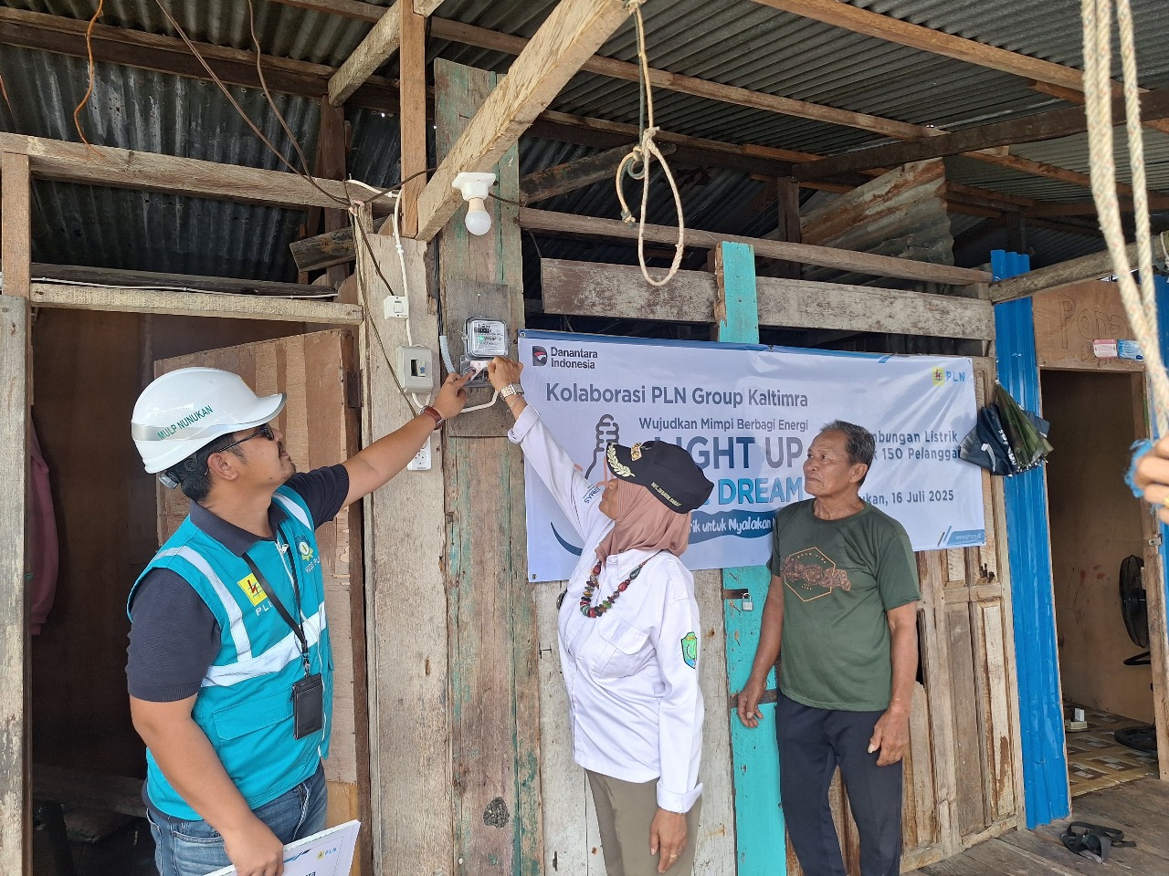 Program Light Up The Dream (LUTD) dari PLN Group Kaltimra, yang memberikan sambungan listrik gratis, aman, dan legal kepada warga