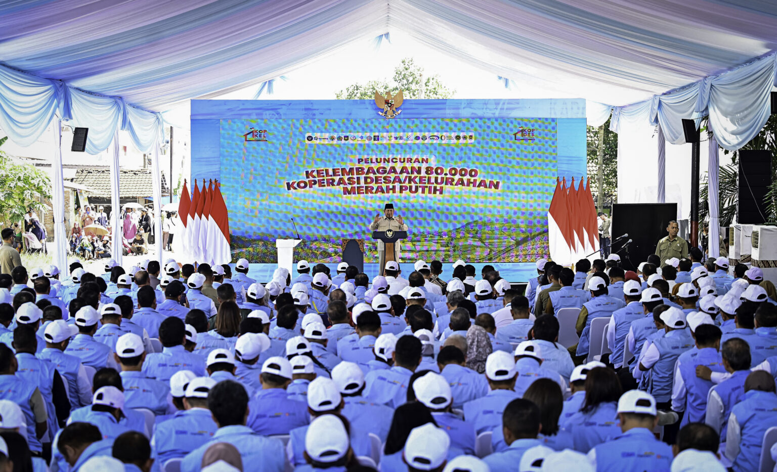 Presiden Prabowo Subianto meresmikan peluncuran kelembagaan 80.081 Koperasi Desa/Kelurahan Merah Putih (KDMP/KKMP) dalam sebuah acara yang digelar di Koperasi Desa Merah Putih Bentangan, Desa Bentangan, Kecamatan Wonosari, Kabupaten Klaten, pada Senin, 21 Juli 2025. (Foto: BPMI Setpres)